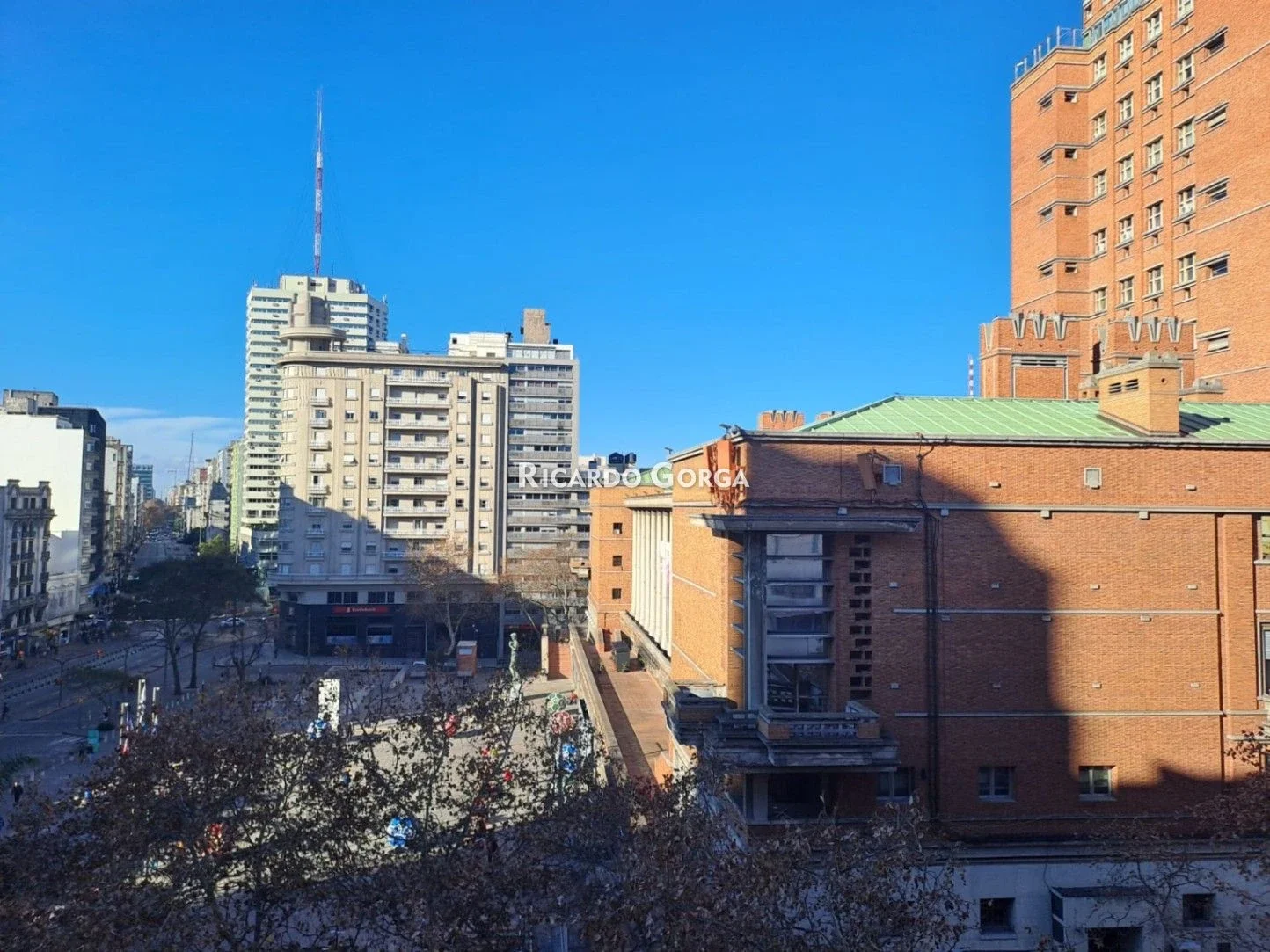 Apto en alquiler Ejido y 18 de Julio en piso alto y luminoso al frente - Imagen 2