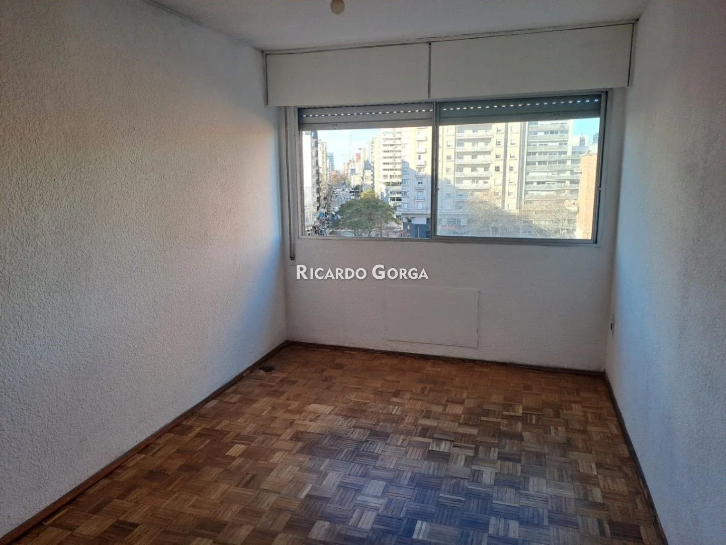 Apto en alquiler Ejido y 18 de Julio en piso alto y luminoso al frente - Imagen 3