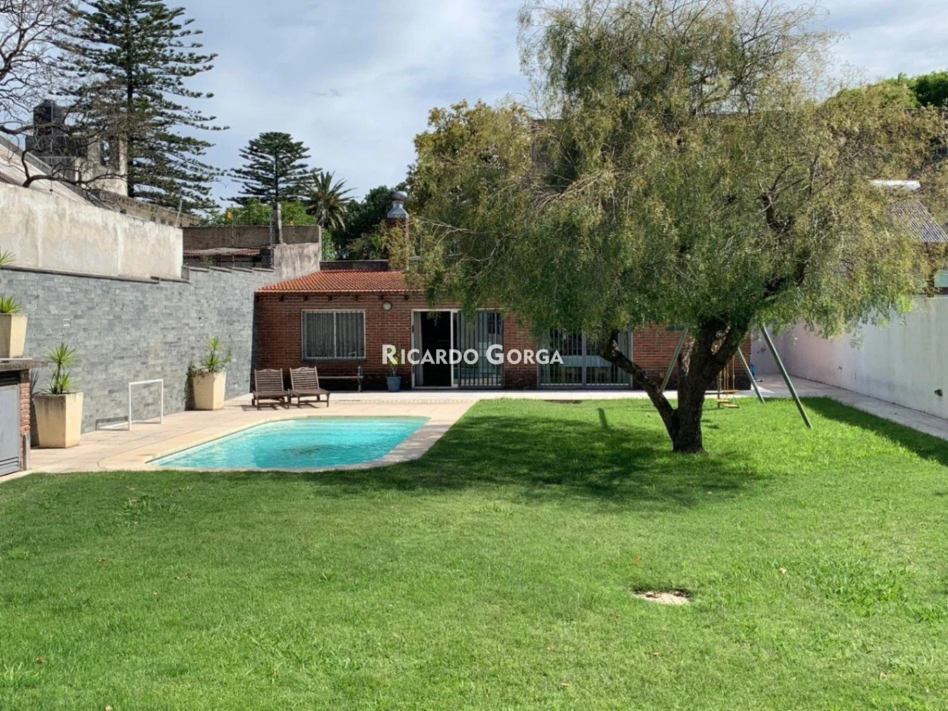Casa en venta 3 dormitorios Fondo Barbacoa Piscina Cocheras en Atahualpa - Imagen 2
