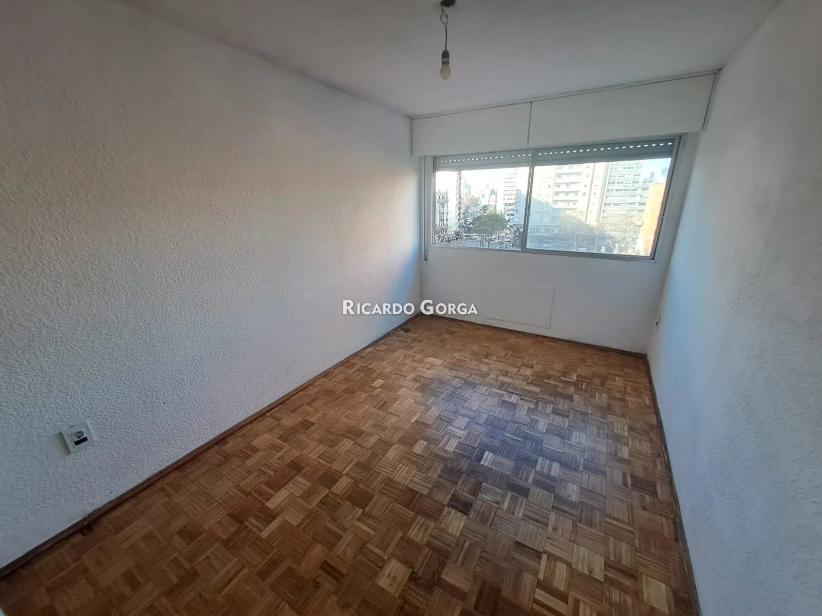 Apto en alquiler Ejido y 18 de Julio en piso alto y luminoso al frente - Imagen 4