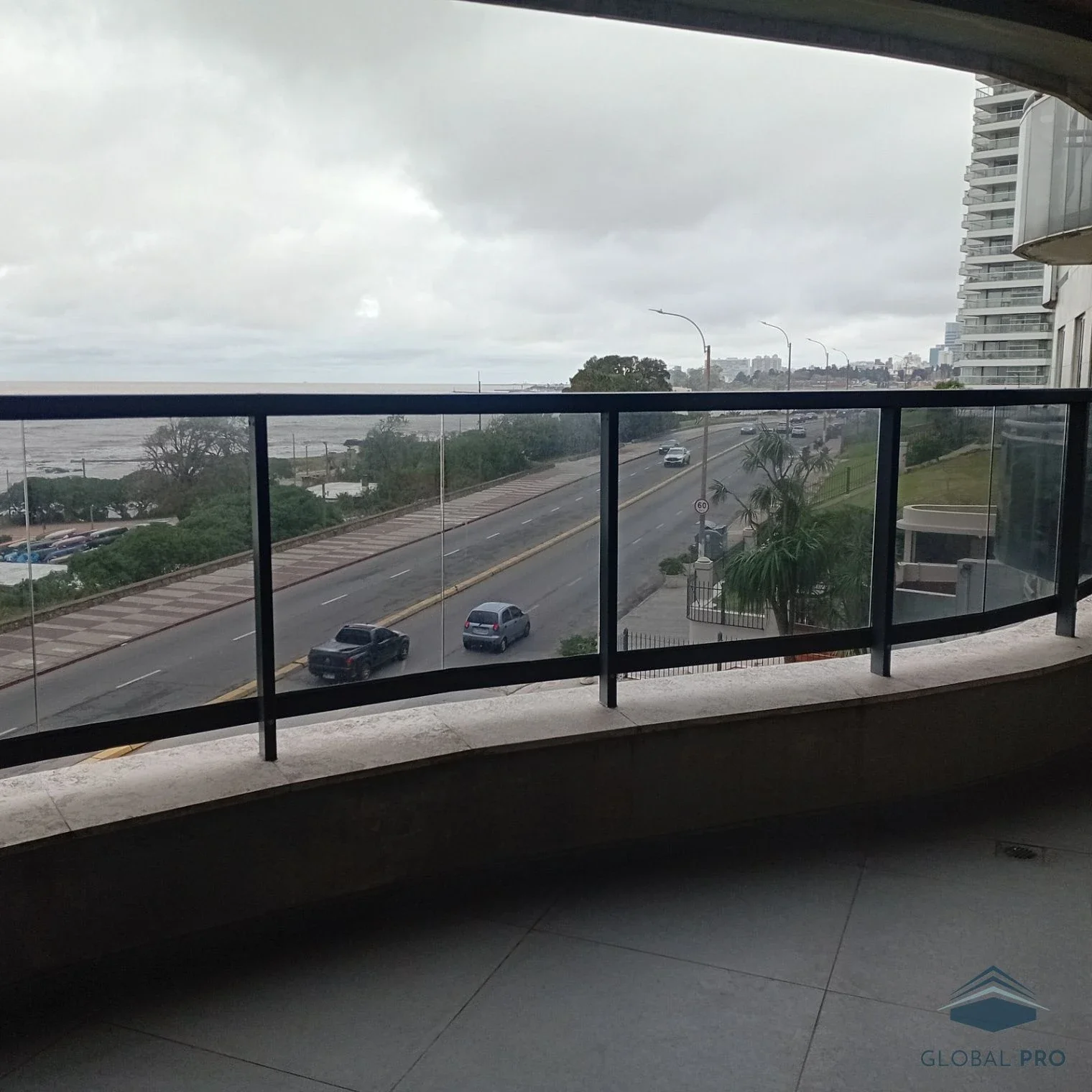 Apartamento en alquiler c/ cochera en Malvin - Imagen 2